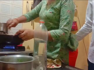 Indiyano first-rate asawang babae nakakuha fucked habang cooking sa kusina | xhamster