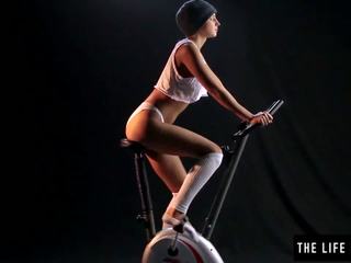 Aranyos sweaty tini dörgölődzés egy exercise bike ülés.