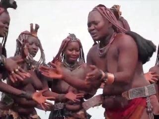 Afrikaans himba vrouwen dans en schommel hun saggy tieten rond