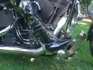 2 meisjes revving motorcycle in laarzen, gratis xxx film ee