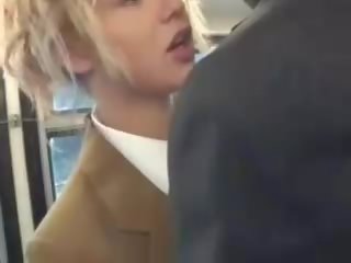 Blond deity suge asiatisk adolescents pikk på den buss