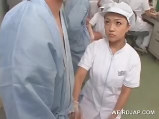 Szemérmetlen ázsiai ápolónő dörzsölés neki patients kiéhezett manhood